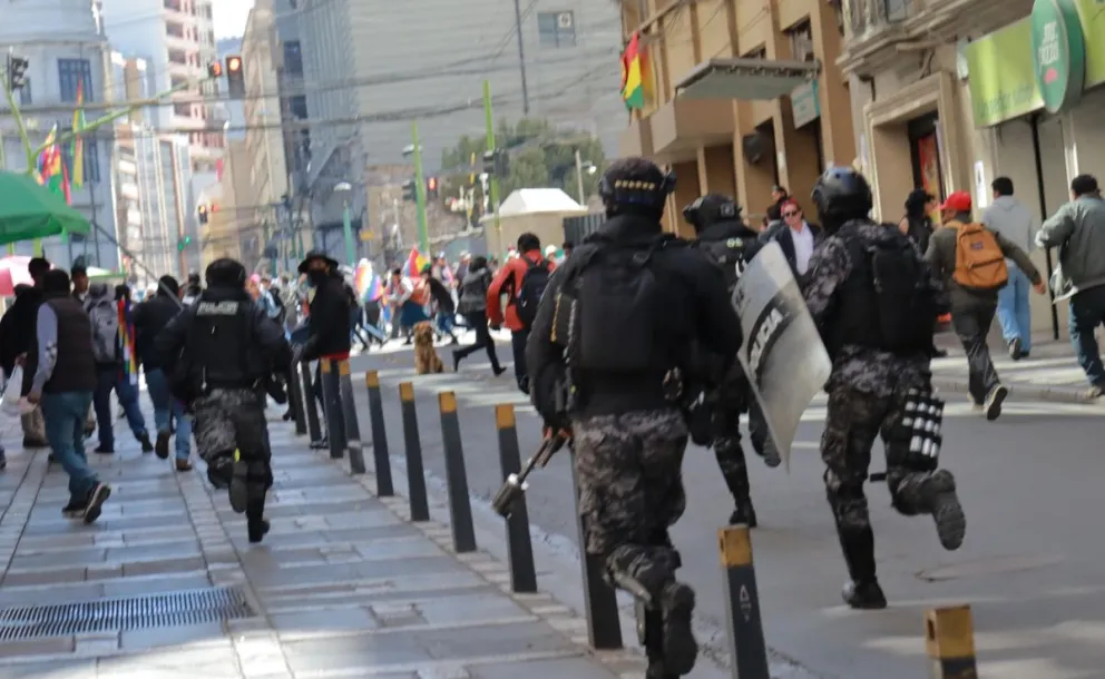 Enfrentamientos entre efectivos policiales y los grupos movilizados. Fotos: APG