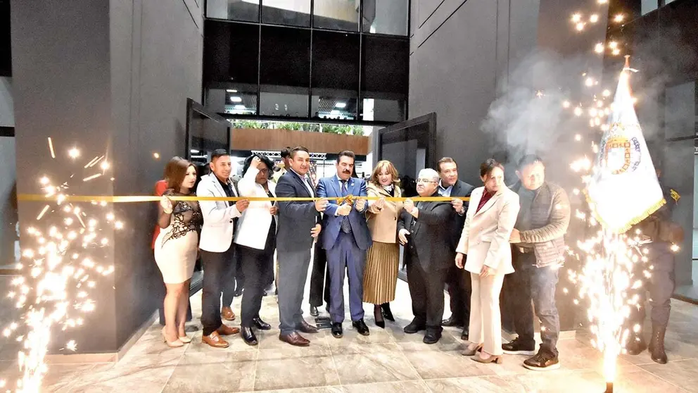 Acto de inauguración del nuevo edificio municipal, anoche./ DICO SOLÍS