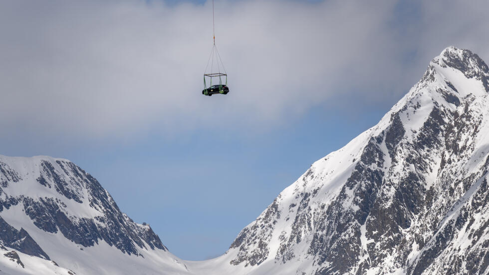 Un automóvil es transportado por el aire al día siguiente de que el glaciar del Abedul se desprendiera y destruyera la aldea de Blatten, una imagen captada el 29 de mayo de 2025 en ese lugar de los Alpes suizos