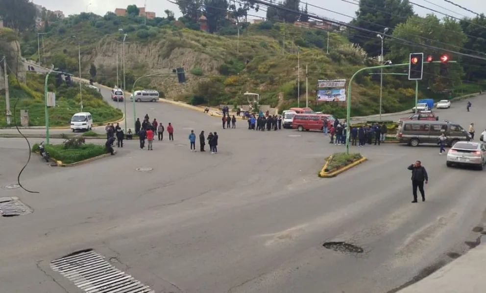 Los choferes volverán a realizar un paro el 3 de junio por falta de combustible como ocurrió en abril de este año por otra demanda. Foto: ABI