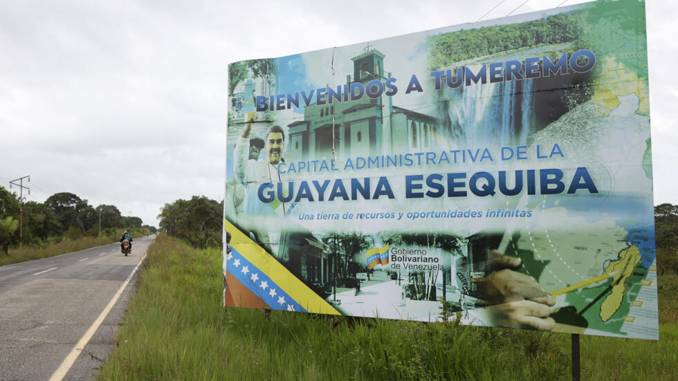 Un letrero indica la entrada a Tumeremo, (estado Bolívar), designada capital administrativa del recién creado estado venezolano de la Guayana Esequiba
