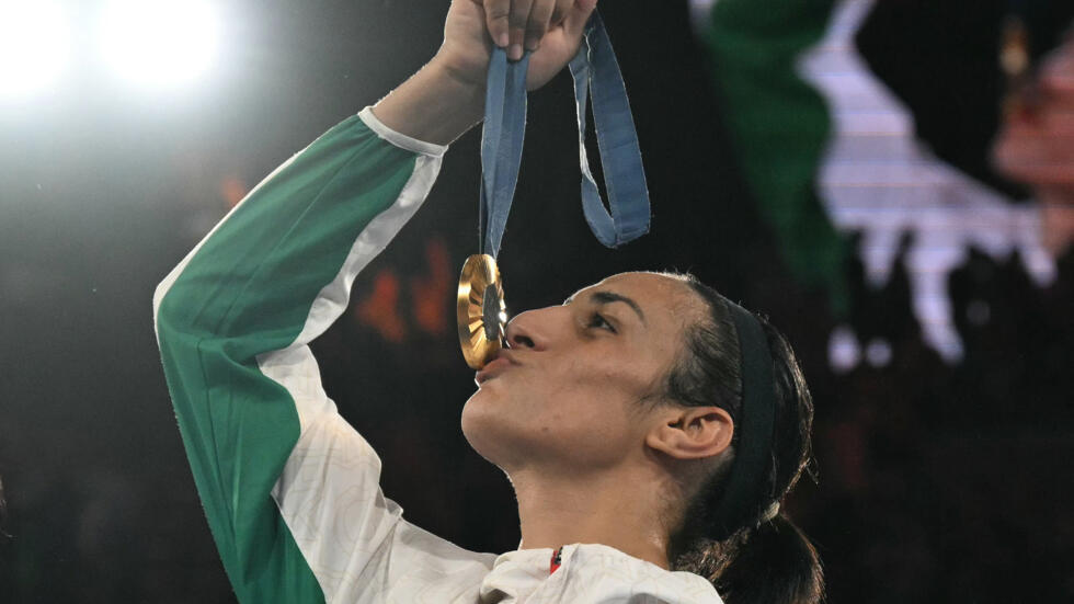 La boxeadora argelina Imane Khelif besa la medalla de oro conquistada en los Juegos Olímpicos de París, el 9 de agosto de 2024