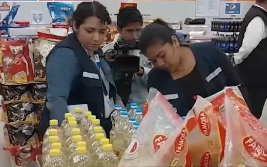 Los operativos en los supermercados. Foto: Captura Bolivia Tv.
