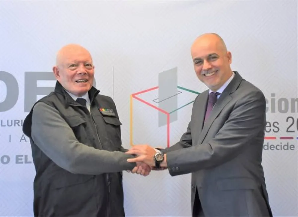 El embajador de la Unión Europea , Jaume Segura, con el presidente del TSE, Óscar Hassenteufel. FOTO: TSE 