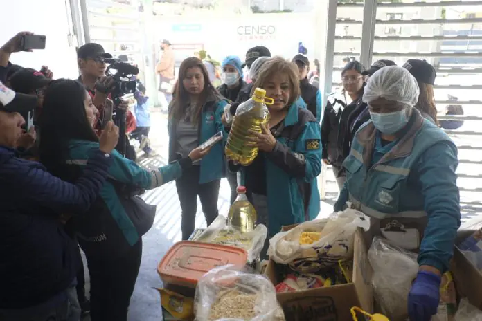 Intendencia de La Paz alerta venta de aceite argentino sin fecha de vencimiento . FOTO: GAMLP
