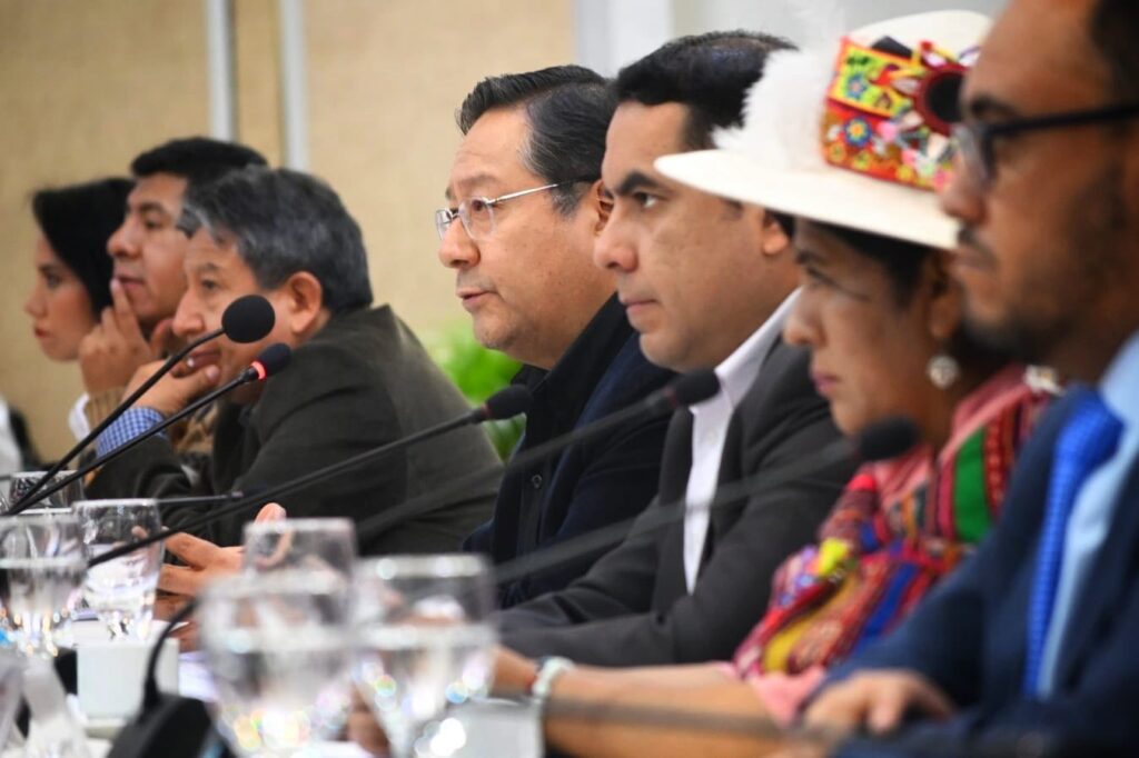 Al centro, el presidente Luis Arce cerca de los vocales electorales. / Foto: Presidencia.