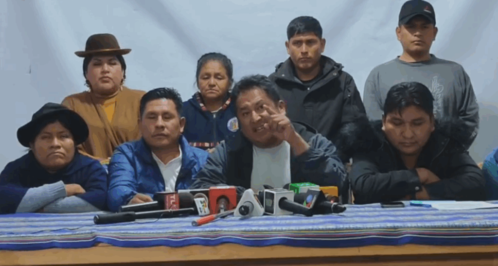 Al centro, el dirigente evista Enrique Mamani. / Foto: Captura de video.