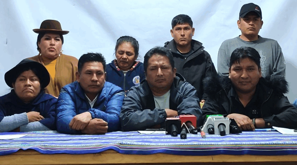 Al centro, Enrique Mamani, rodeado del resto de la dirigencia evista. / Foto: Captura de video.