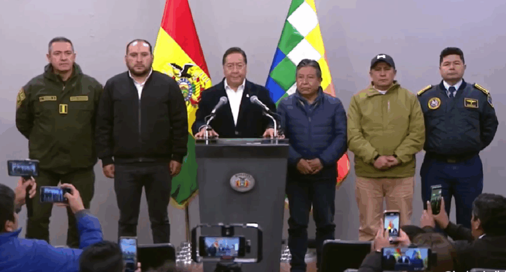 El presidente Luis Arce y sus colaboradores.