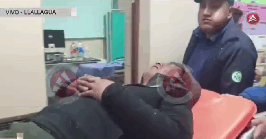 El momento en el que llega el jefe policial al hospital de Llallagua. / Foto Captura de video de Cadena A.