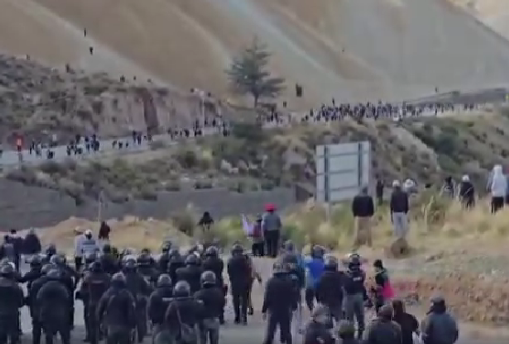 Una escena de los enfrentamientos en Llallagua / Foto: Captura de video.