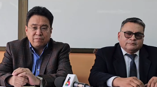 El exministro de Justicia César Siles y su abogado Franklin Gutiérrez. / Foto: Captura de video.