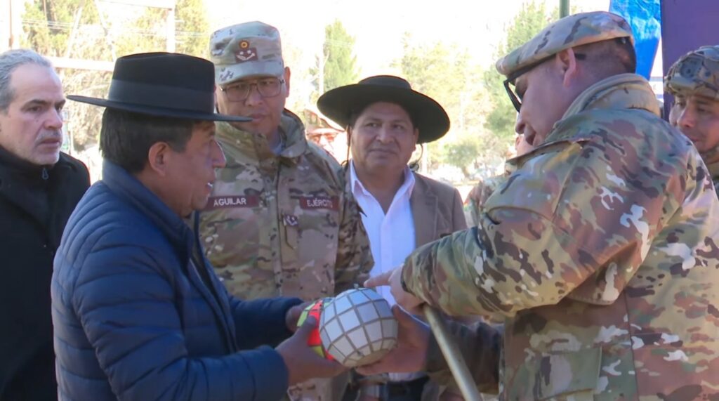 El vicepresidente David Choquehuanca observa las granadas de agua que usará el Ejército para combatir los incendios. / Foto: Vicepresidencia.