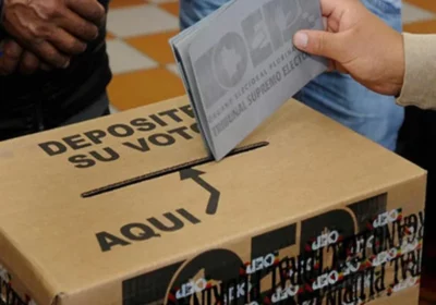 Una persona deposita la papeleta de sufragio en la ánfora. Foto; ACLO