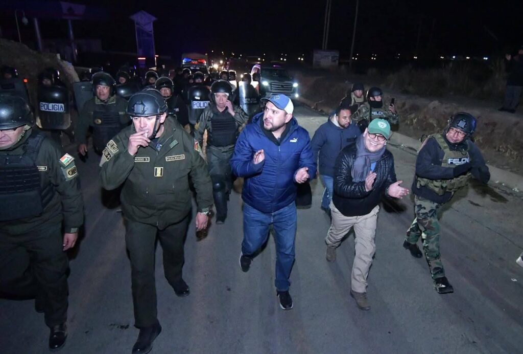 Las autoridades que llegaron junto con Ríos a Llallagua. / Foto: Min Gobierno.