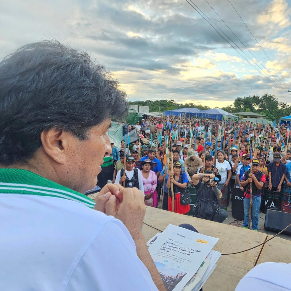 Morales observa a la guardia sindical que lo protege. / Foto: EMA.