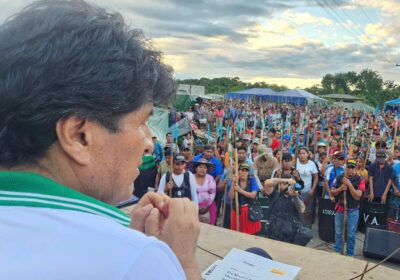 Morales observa a la guardia sindical que lo protege. / Foto: EMA.