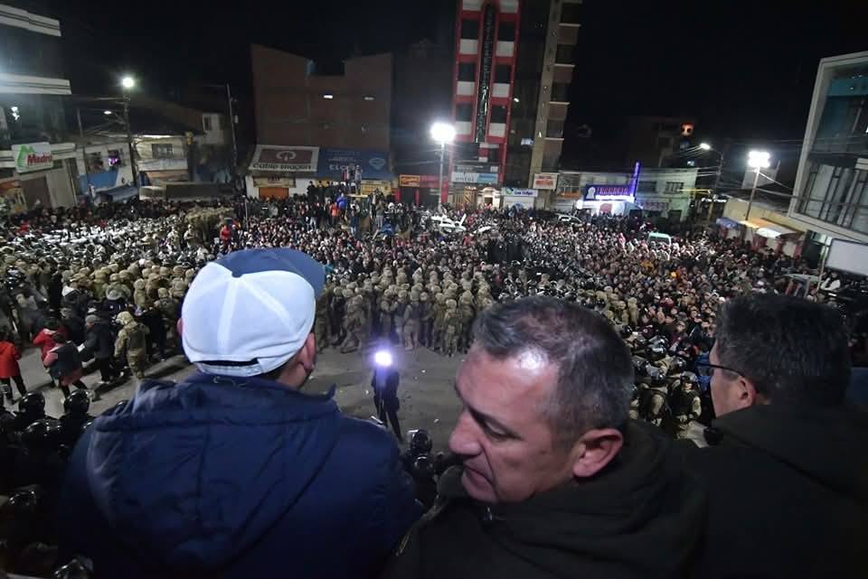 El ministro Ríos se dirige a los uniformados y la población. / Foto: Min Gobierno.