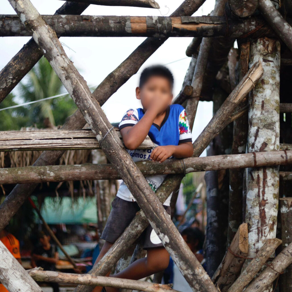 Un niño en una de las barricadas instaladas en el lugar. / Foto: EMA.