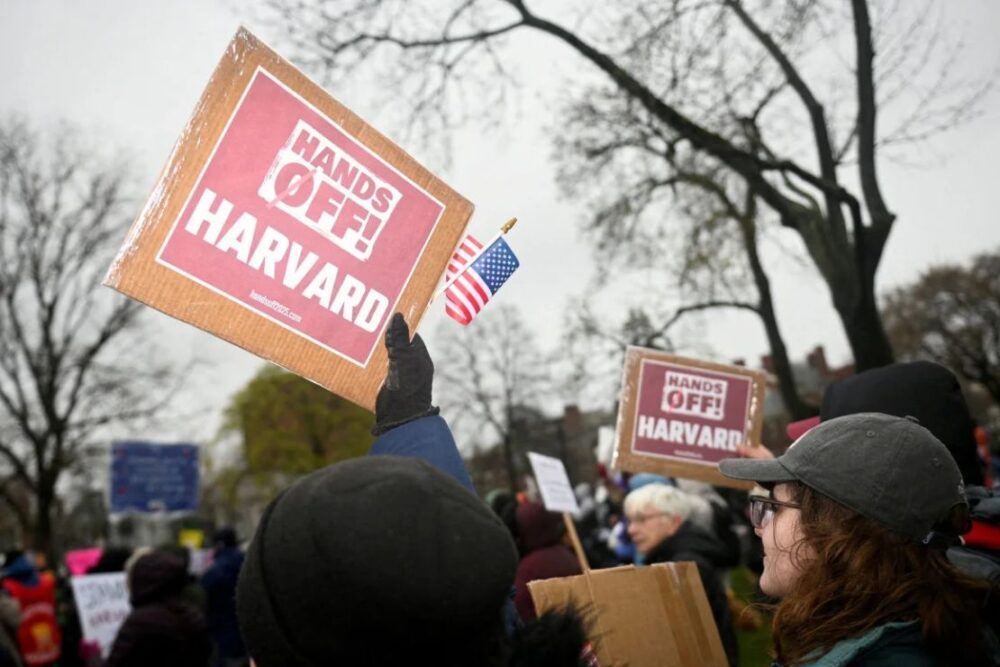 Manifestantes se congregaron el 12 de abril en Cambridge Common durante una protesta organizada por la ciudad para exigir a los líderes de Harvard que resistan la interferencia del Gobierno federal en la universidad.