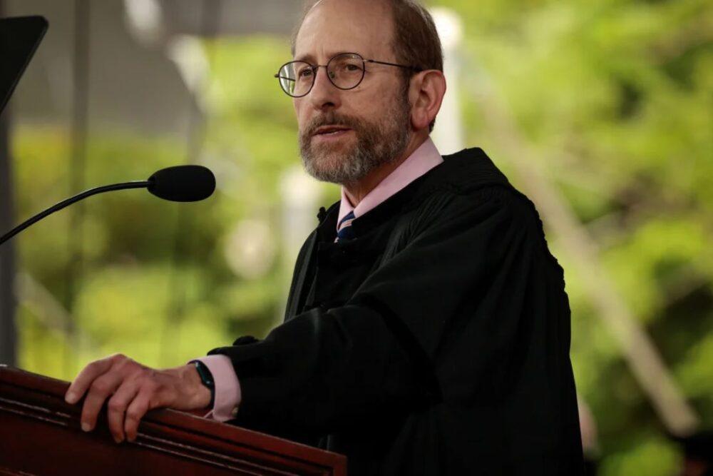 El presidente de Harvard, Alan Garber, se dirige a la multitud en la ceremonia de graduación el 23 de mayo de 2024, durante su presidencia interina.