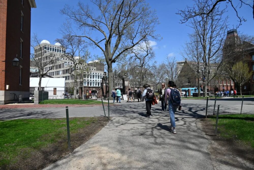 Estudiantes caminan por el campus de la Universidad de Harvard el 22 de abril.