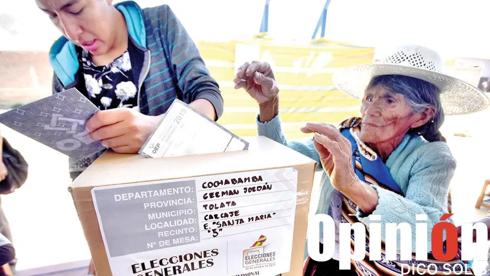 Una mujer emite su voto en las elecciones generales de 2019. / DICO SOLÍS