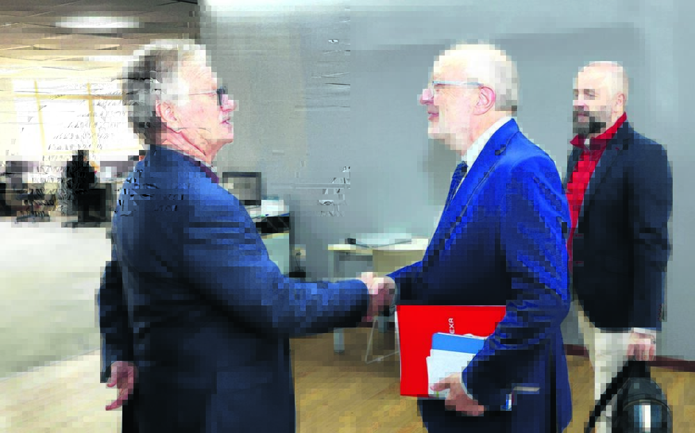 El director ejecutivo del grupo multimedia EL DEBER, Pedro Rivero JordáEl director ejecutivo del grupo multimedia EL DEBER, Pedro Rivero JEl director ejecutivo del grupo multimedia EL DEBER, Pedro Rivero Jordán, saluda al embajador de España, Fernando García Casas.ordán, saluda al embajador de España, Fernando García Casas.n, saluda al embajador de España, Fernando García Casas.