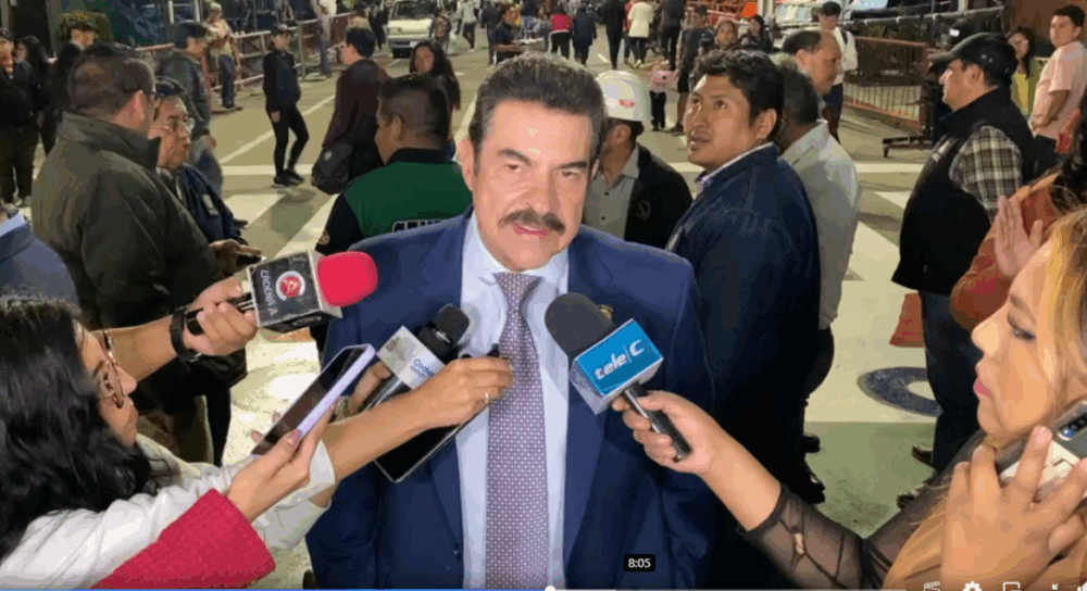 El alcalde de Cochabamba, Manfred Reyes Villas, es entrevistado por la prensa.
Foto: Archivo