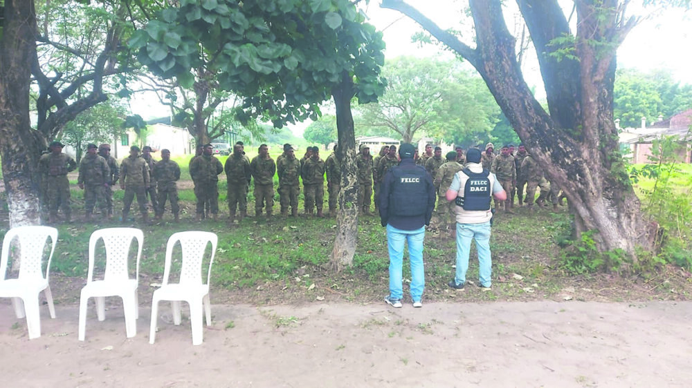 Agentes de la Felcc durante actos investigativos en pleno Regimiento Manchego frente a militares que se encontraban a la hora del crimen 