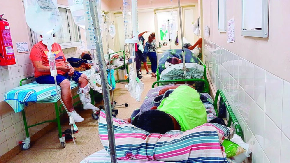 Los hospitales habilitan los pasillos para poder atender a los pacientes que acuden de emergencia, porque los ambientes están saturados 