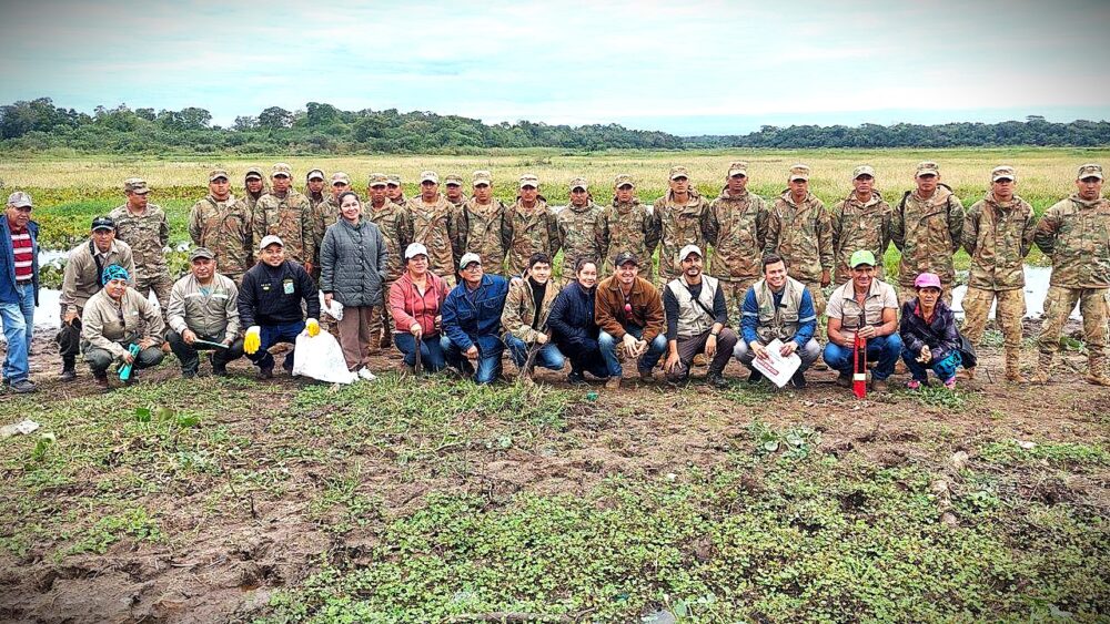 El grupo de voluntarios que participó en la limpieza de la laguna