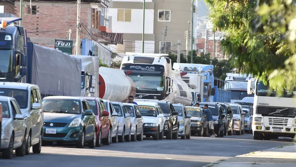 Imagen referencial de filas en espera de combustible en surtidores de la ciudad de Cochabamba. DICO SOLÍS