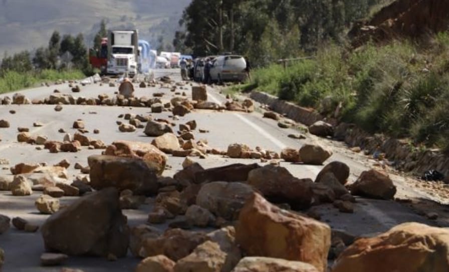 Gobierno confirma que puntos de bloqueo redujeron a ocho y se centran en vías de Cochabamba a La Paz