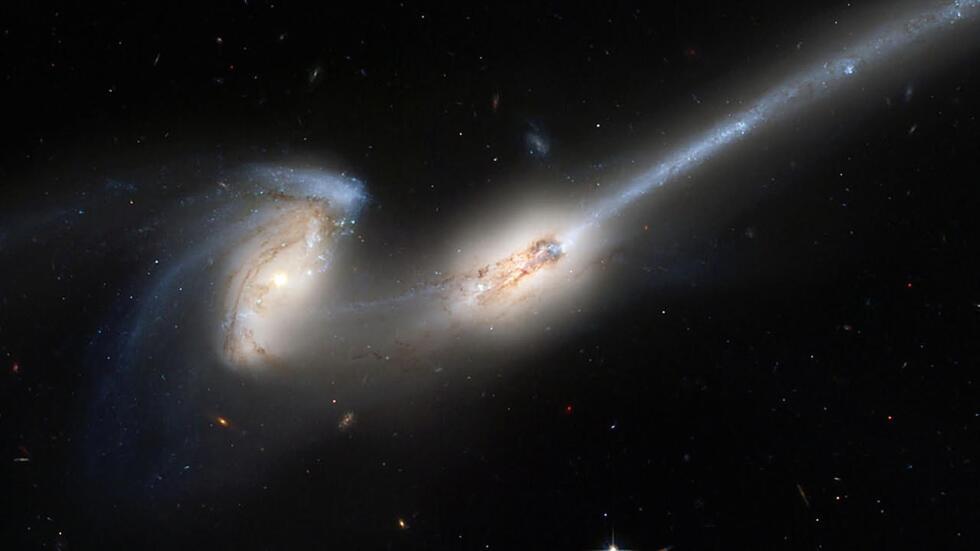 Imagen de dos galaxias espirales conocidas como Los Ratones en pleno proceso de fusión