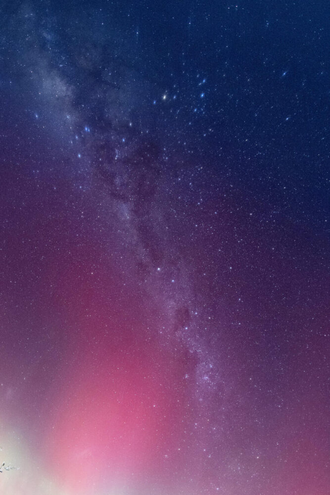 La Aurora Austral ilumina un cielo donde se ve la Vía Láctea, en una imagen tomada junto al lago Ellesmere, el 1 de junio de 2025 a las afueras de Christchurch (Nueva Zelanda)