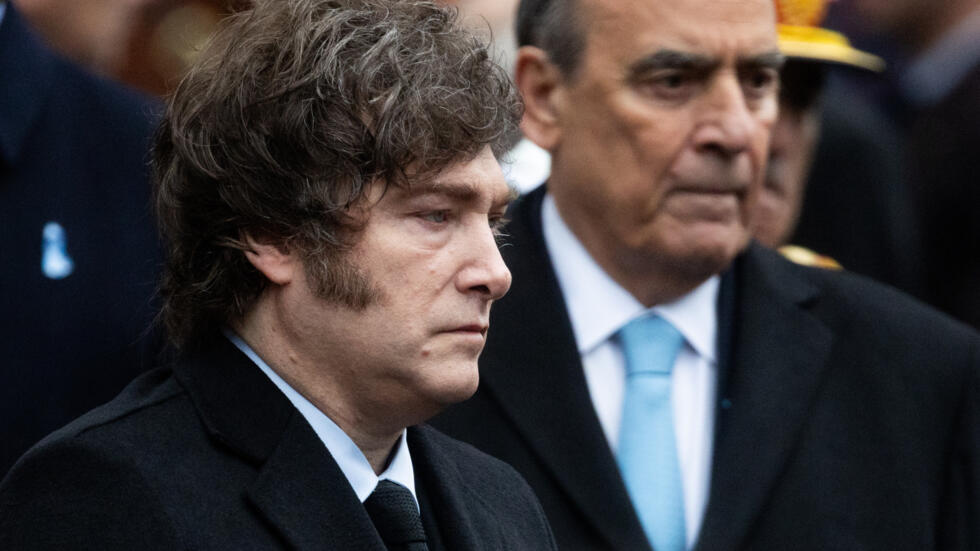 El presidente argentino, Javier Milei (en primer plano), y su jefe de gabinete, Guillermo Francos, camina desde la Casa Rosada (sede de la presidencia) y la catedral de Buenos Aires, el 25 de mayo de 2025 en el centro de la capital argentina