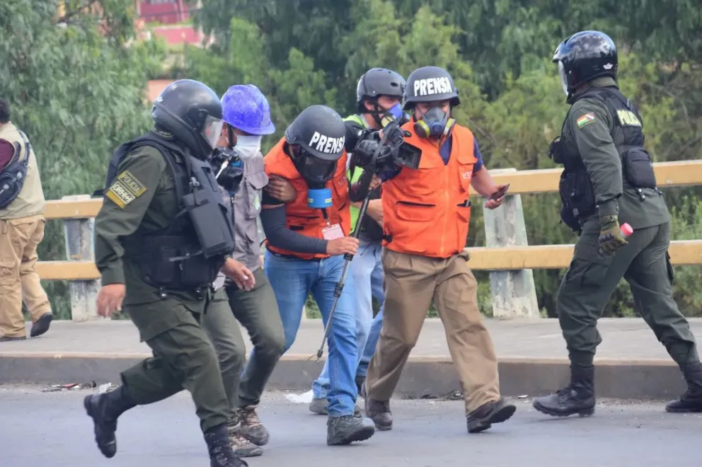 Una foto referencia de periodistas agredidos en 2022. FOTO: APG 