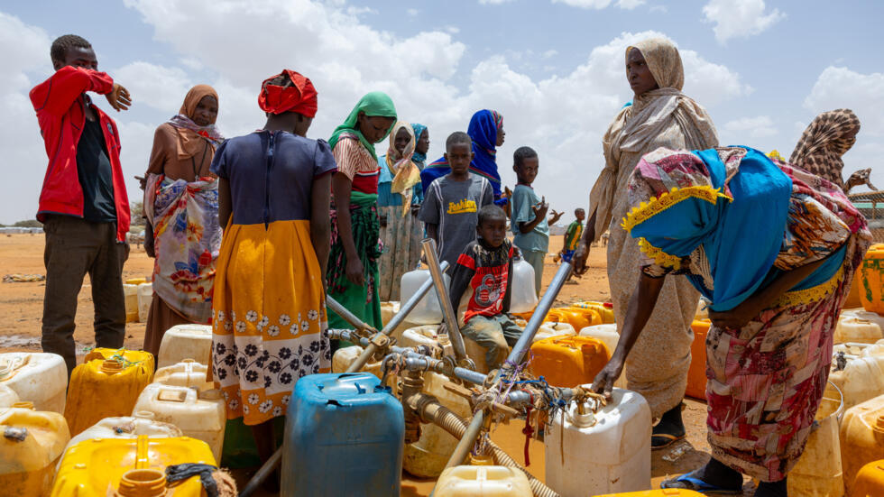 Refugiados sudaneses llenan de agua bidones de gasolina en el campo de refugiados de Touloum, en Chad, el 8 de abril de 2025