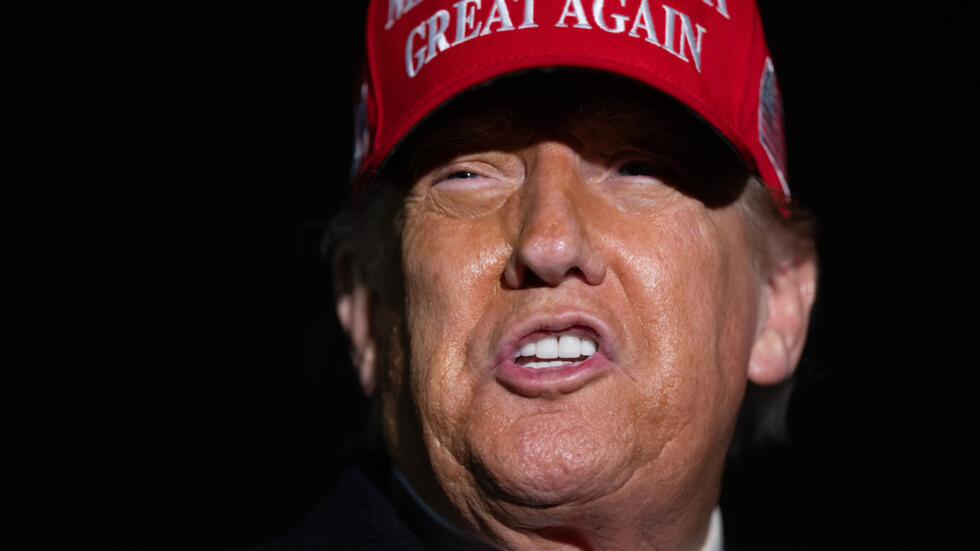 El presidente Donald Trump habla con la prensa tras aterrizar en la base aérea de Andrews a su vuelta de una visita a Pensilvania, el 30 de mayo de 2025 cerca de Washington