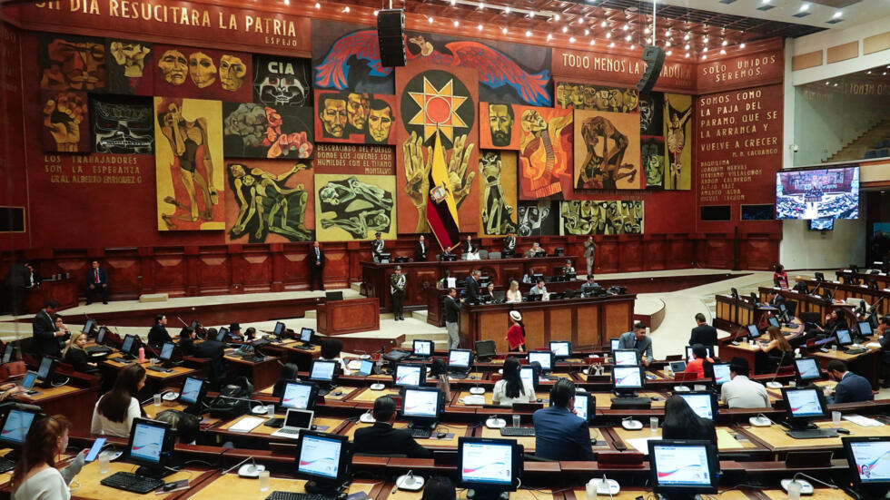 La Asamblea Nacional, unicameral, aprobó la reforma con el apoyo de 82 de sus 151 miembros en una votación que cerró casi una hora de un segundo y definitivo debate en su sede en Quito. Foto de archivo