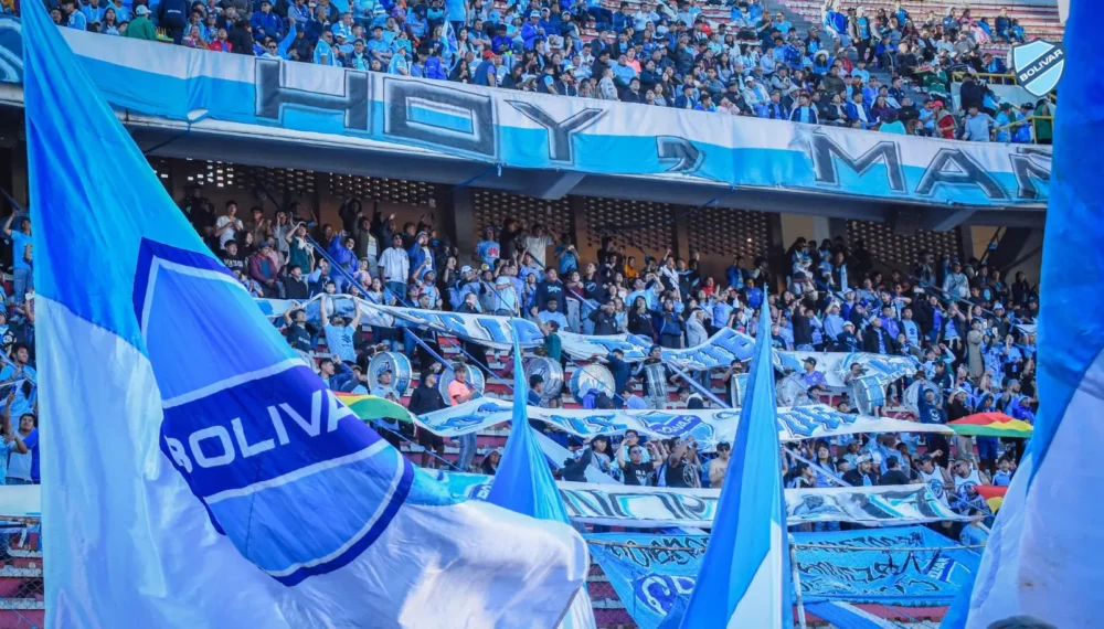 Los aficionados de la curva norte del Hernando Siles (Bolívar).