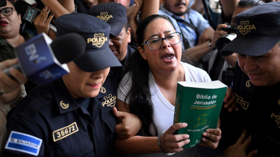 La abogada y activista de derechos humanos salvadoreña Ruth López es escoltada por la policía a una audiencia en el centro judicial Isidro Menéndez de San Salvador, el 4 de junio de 2025
