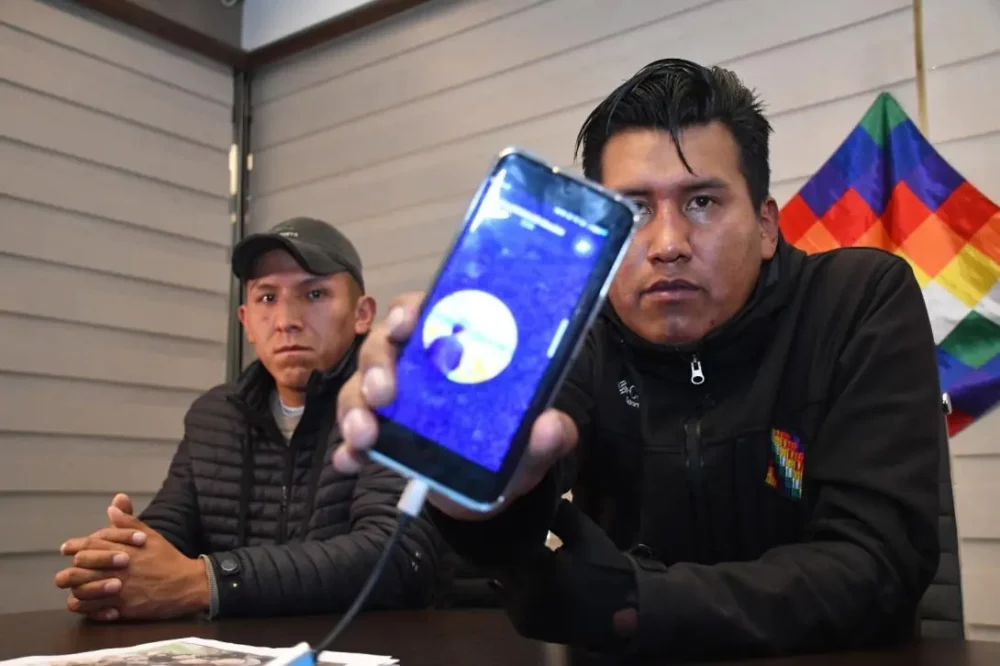 Rudy Capquique, otrora dirigente evista, muestra la señal del supuesto audio de Evo Morales.