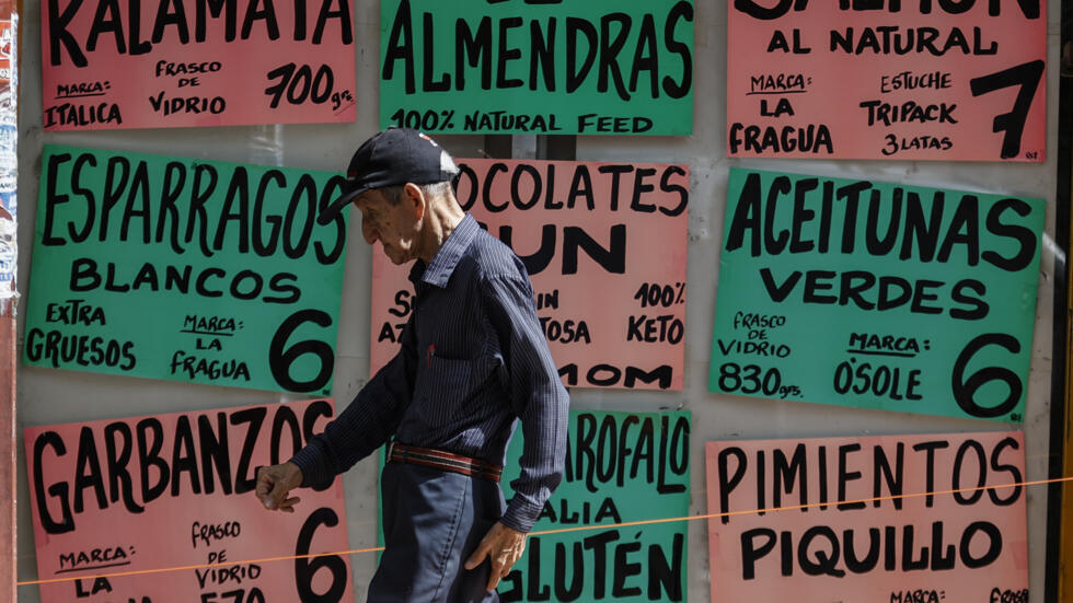 Un hombre camina delante de carteles con precios en dólares en Caracas, Venezuela, el 2 de junio de 2025.