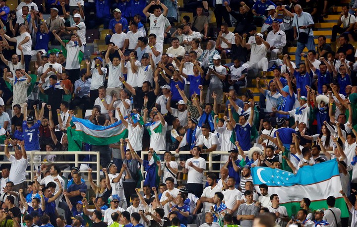 Simpatizantes uzbekos festejan en una de las tribunas del Estadio Al Nahyan de Abu Dhabi. Foto: Rula Rouhana / Reuters.