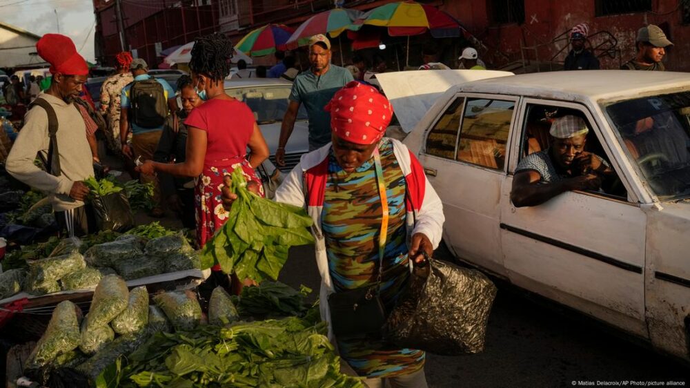 El estudio de "Nature Food" identificó a Guyana como el único país con autosuficiencia alimentaria completa en siete grupos esenciales. En la imagen, compradores locales examinan verduras frescas en el Stabroek Market de Georgetown.
