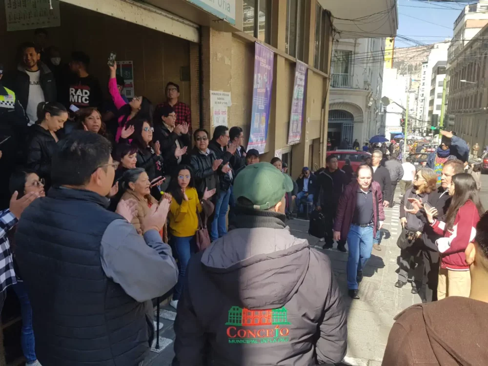 Protesta de funcionarios del Concejo de La Paz por la falta de pago de salarios. FOTO: Javier Escalier