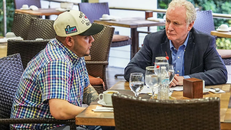 Imagen obtenida de la cuenta de X del presidente salvadoreño Nayib Bukele, @nayibbukele, en la que se ve al senador estadounidense Chris Van Hollen (derecha) reunido con el migrante salvadoreño Kilmar Abrego García en un hotel de San Salvador el 17 de abril de 2025