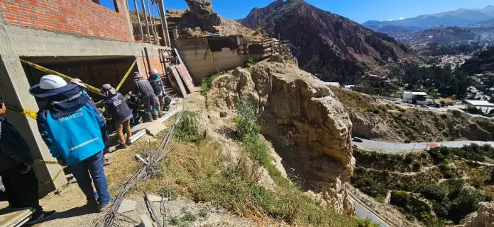 Una construcción era edificada sobre un talud. FOTO: GAMLP
